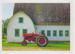 Farmall Tractor Beside Green And White Barn  -  Carte Postale Moderne - Tracteurs