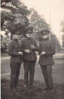 Carte Photo - Trois Soldats Allemands En Train De Fumer - Carte Postale Ancienne - Characters