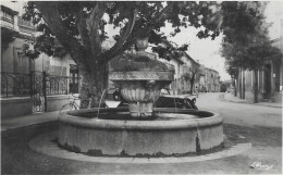 D 84 CHATEAUNEUF DU PAPE. LA FONTAINE RUE COMMANDANT LEMAITRE. CARTE ECRITE - Chateauneuf Du Pape