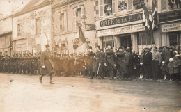 Mourmelon  Le Grand * Carte Photo * Défilée Militaire Ou Cérémonie Place Clémenceau * Café De La Paix * Photogr. Lemmens - Mourmelon Le Grand