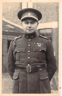 Militaria - Carte Photo - Portrait De Militaire - Bords Dentelés - Dim: 8.5/13 Cm - Carte Postale Ancienne - Characters