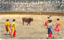 Sport - Spectacle - Corrida De Toros - Le Taureau Vient De Sortir Du Toril - RM - Colorisé - Carte Postale Ancienne - Sonstige & Ohne Zuordnung