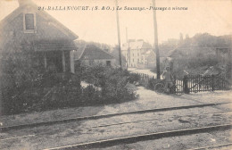 CPA 91 BALLANCOURT / LE SAUSSAYE / PASSAGE A NIVEAU - Ballancourt Sur Essonne