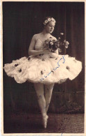 Carte Photo - Dédicacée - Danseuse Classique - Tutu - Pointes -  Bords Dentelés - Dim.:13.5/8.5 - Carte Postale Ancienne - Fotografia