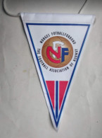 Football - Official Pennant Of The Norwegian Football Federation. - Bekleidung, Souvenirs Und Sonstige