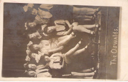 Carte Photo - The Oswalds - Groupe D'enfants - Théâtre ?  - Carte Postale Ancienne - Fotografia