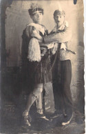 Carte Photo - Théâtre - Hommes Déguisés - Bords Dentelés - F. Calmant - Portraitiste - Carte Postale Ancienne - Fotografia