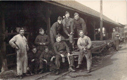 Militaria - Groupe De Militaires Au Travail - Mécaniciens ? - Photo - F. Van Camp - Carte Postale Ancienne - Personen