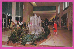 289194 / United States - Phoenix Arizona - Thomas Mall The Illuminated Playing Fountain In Thomas Mall Shopping Center P - Phönix