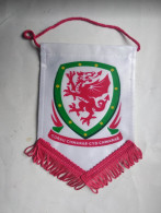 Football - Official Pennant Of The Welsh Football Federation - Kleding, Souvenirs & Andere