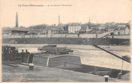 Montereau          77        La Seine . Péniche       (voir Scan) - Montereau