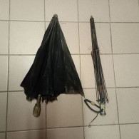 2 Parapluies Anciens  A Restaurer Ou Pour Pieces - Regenschirme