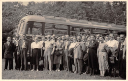 Carte Postale Photo Région Alsace Promeneurs Près Du BUS-AUTOBUS-CAR-VEHICULE - Other & Unclassified