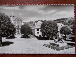 74 - BOËGE - La Place De L'Eglise - Au Second Plan, La Montagne De Miribel. (le Monument Aux Morts) CPSM - Boëge