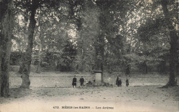 Néris Les Bains * Les Arènes * Statue Et Groupe D'enfants - Neris Les Bains