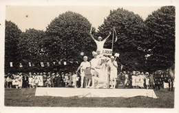 La Montagne * Carte Photo Photographe FREOR Cachet à Sec * Fête Ou Cérémonie Au Village * Villageois - La Montagne