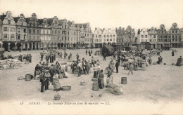 Arras * La Grande Place Un Jour De Marché * Foire Marchands - Arras