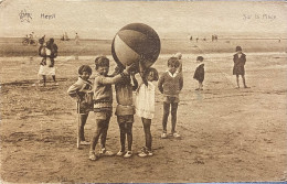 Heist Spelen Met De Bal Op Het Strand - Heist