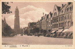 Cambrai * Place Et Vue Sur Le Beffroi * Coiffeur * Commerces Magasins - Cambrai