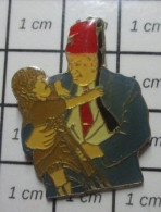 1516b Pin's Pins / Beau Et Rare / PERSONNES CELEBRES / ??? - Personnes Célèbres