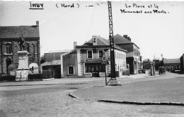 Iwuy * La Place Et Le Monument * Hostellerie * Pompe à Essence - Autres & Non Classés