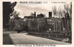 Le Grand Pressigny * Route , Vue Panoramique Du Château Et Le Stade - Le Grand-Pressigny