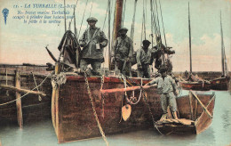 La Turballe * Nos Braves Marins Turballais Occupés à Peindre Leur Bateau Pour Pêche à La Sardines * Pêcheurs Sardiniers - La Turballe