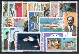 MADAGASCAR: SERIE COMPLETE DE 18 TIMBRES P.A. NEUF**/* N°100/117 - Airmail