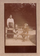 Delcampe - PHOTOGRAPHIE - CARTE PHOTO - EXTERIEUR , ENFANT , JEUNE FEMME ET JEUNE FILLE ET JEUNE GARCON OU FILLE ASSIS SUR UN BANC - Sonstige & Ohne Zuordnung