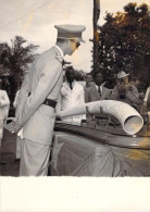 Photographie Originale - Congo Belge - Voyage Royal Au Congo - Le Roi Baudouin - Cadeau Reçu Par Le Roi - Afrique