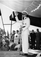 Photographie Originale - Congo Belge - Voyage Royal Au Congo - Le Roi Baudouin - Salut Aux Anciens Combattants - Africa