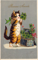 Illustration Non Signée - Chat Vous Offre Des Trèfles Pour La Bonne Année - Carte Postale Ancienne - Katzen