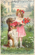 Jeune Enfant En Robe Rose Avec Son Chien Qui Fait Le Beau Pour Lui Offrir Un Panier De Fleurs - Carte Postale Ancienne - Scènes & Paysages