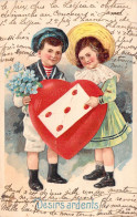 COUPLE - ENFANTS Tenant Un Coeur Avec Une Enveloppe Et Fleur Bleue Dans Les Mains - Carte Postale Ancienne - Paare