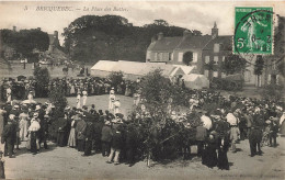 Bricquebec * La Place Des Buttes * Fête Locale Cérémonie - Bricquebec