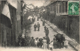 Bricquebec * La Rue De Paris * Jour De Fête * Promeneurs - Bricquebec