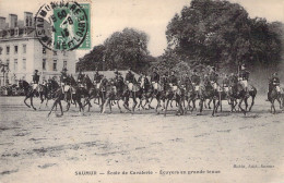 MILITARIA - SAUMUR - Ecole De Cavalerie - Ecuyers En Grande Tenue - Carte Postale Ancienne - Casernes