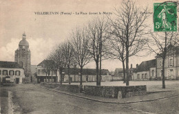 Villeblevin * La Place Devant La Mairie Du Village - Villeblevin