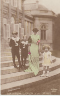 BELGIQUE. S.M. La Reine ELISABETH Et Ses ENFANTS (sur Les Marches Du Palais Royal)  Photo BOUTE Bruxelles - Royal Families