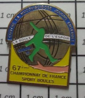 1516b Pin's Pins / Beau Et Rare / SPORTS / PETANQUE GRENOBLE 93 LA BOULE DE L'ESPOIR 67 CHAMPIONNAT DE FRANCE - Boule/Pétanque