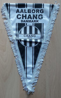 Aalborg Chang Denmark Football Club Soccer Fussball Calcio Futbol Futebol PENNANT, SPORTS FLAG ZS 4/17 - Uniformes Recordatorios & Misc