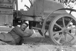 Photo Grande Guerre Format 13/18 Tirage Contemporain Argentique ,soldat Mécanicien. - Guerra, Militari