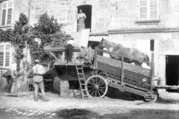 Photo Grande Guerre Format 13/18 Tirage Contemporain Argentique ,scène De La Vie Militaire à La Ferme.. - Krieg, Militär