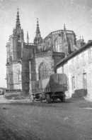 Photo Grande Guerre Format 13/18 Tirage Contemporain Argentique,camions à L Abri D Une église Dans La Marne. - War, Military