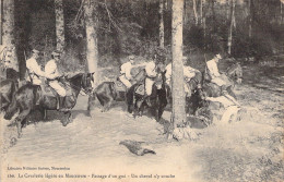 MILITARIA - La Cavalerie Légère En Manoeuvre - Passage D'un Gué - Un Cheval S'y Couche - Carte Postale Ancienne - Manovre