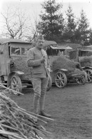 Photo Grande Guerre Format 13/18 Tirage Contemporain Argentique,soldats Avec Camions Camouflés. - Guerre, Militaire