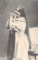 Jeune Femme Aux Cheveux Longs Sur Un Prie Dieu - Carte Postale Ancienne - Retratos