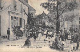 CPA 91 LA FERTE ALAIS / MONUMENT DES ANCIENS COMBATTANTS / DEFILE DU CORTEGE / FANFARE / MUSIQUE - La Ferte Alais