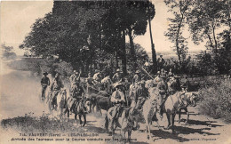 30-VAUVERT- LES PILES-LOIN-ARRIVEE DES TAUREAUX POUR LA COURSE CONDUITS PAR LES GARDIENS - Otros & Sin Clasificación