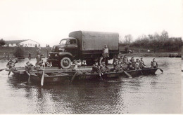 MILITARIA - MATERIEL - Camion Transporté Par Radeaux - Armée Belge - Carte Postale Ancienne - Materiaal